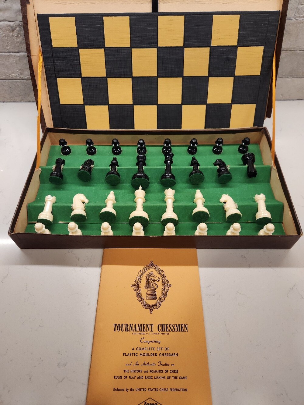 E.S. LOWE Tournament Chessmen Set